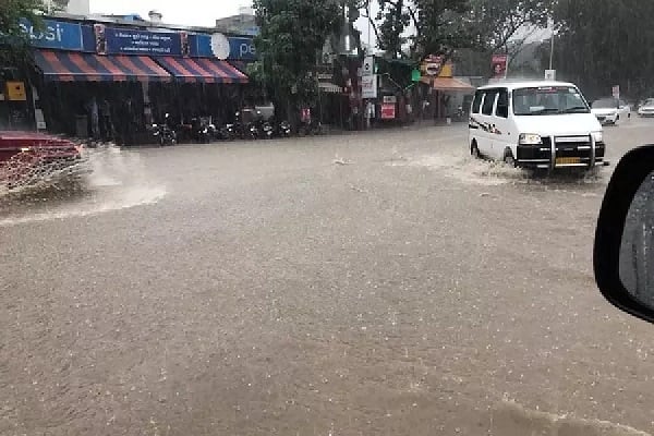 હવામાન ખાતા દ્વારા જણાવાયું છે કે, 24 જુલાઈથી સમગ્ર ગુજરાતમાં ચોમાસું ફરી જોર પકડશે અને લગભગ દરેક વિસ્તારોમાં ભારેથી અતિભારે વરસાદ પડી શકે છે. બંગાળની ખાડી પર સર્જાયેલા લો પ્રેશરને કારણે અમદાવાદમાં 24 જુલાઈથી ચોમાસું જોર પકડશે.