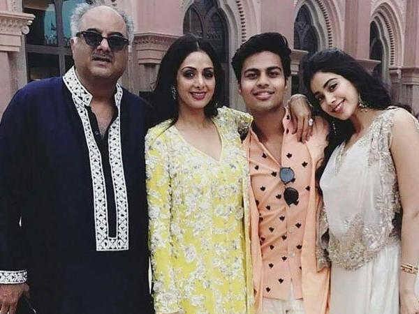 જ્હાનવીને મળેલા સ્ટારડમ વિશે તે પણ જાણે છે કે, એટલું અટેંશન તેને શ્રીદેવી અને બોની કપૂરની સ્ટાર પુત્રી હોવાના લીધે કારણે મળી રહ્યું છે. જ્હાનવીની ફિલ્મ ‘ધડક’ રીલિઝ થઈ ગઈ છે. આવામાં જ્હાનવી કપૂરના પરિવાર સહિત બોલિવૂડ ફિલ્મ મેકર્સ અને સ્ટાર્સ તેના વખાણ કરી રહ્યા છે.