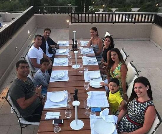 રોનાલ્ડો વર્લ્ડ કપ પછી કોસ્ટા નવરેનો રિસોર્ટમાં 10 દિવસનો સમય પસાર કર્યો હતો. જેમાં તે રિસોર્ટની સર્વિસથી એટલો ખુશ થઈ ગયો કે તેણે કર્મચારીને 15 લાખ રૂપિયાની ટિપ આપી દીધા હતા.