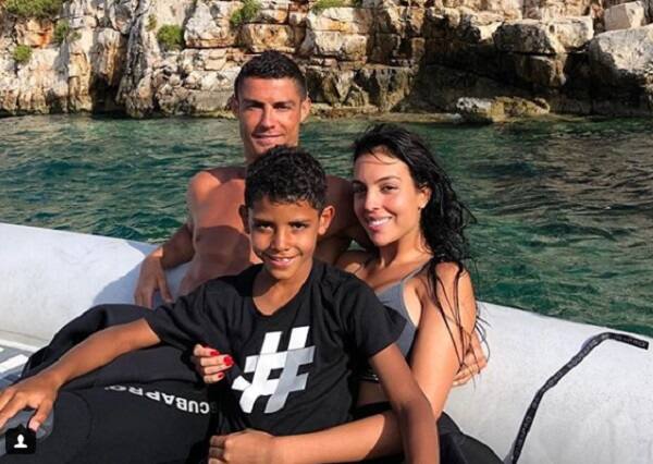 રોનાલ્ડોની આ હરક્તથી રિસોર્ટનો સ્ટાફ ઘણો જ ખુશ છે અને તેમને કહ્યું હતું કે, અમે તેમનું સન્માન કરીએ છે. દુનિયાના સૌથી મોંઘા ખેલાડીઓમાં એક રોનાલ્ડોને હાલમાં જ રિયલ મૈડ્રિડને છોડી ઈટલી ક્લબ યુવેન્ટસ સાથે કરાર કર્યો છે. જેના માટે યુવેન્ટસે તેને 11.2 કરોડ યૂરો આપ્યા છે.