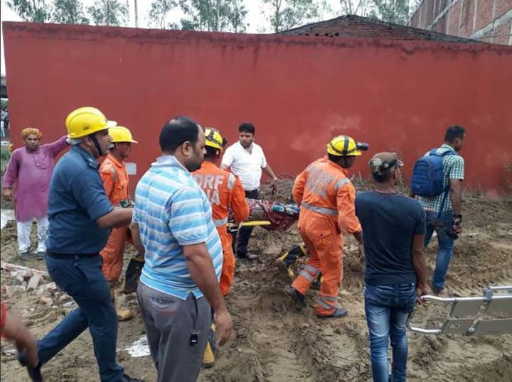 ઘટના સ્થળે પોલીસ અને એનડીઆરએફની ટીમ પહોંચી ગઈ છે. એનડીઆરએફના ડિજી સંજય કુમારે કહ્યું કે કાટમાળમાંથી 5 લોકોને સુરક્ષિત બહાર કાઢવામાં આવ્યાં છે. 