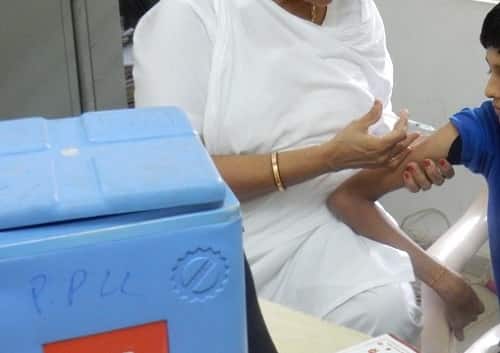 પરંતુ સ્વાસ્થ્યમાં કોઈ સુધારો થયો નહતો અને બાળકનું મોત થયું હતું. જેના પગલે બાળકના માતા-પિતા શાળાએ દોડી આવ્યા હતા અને રસીના કારણે બાળકનું મોત થયું હોવાનો આરોપ લગાવ્યો હતો.