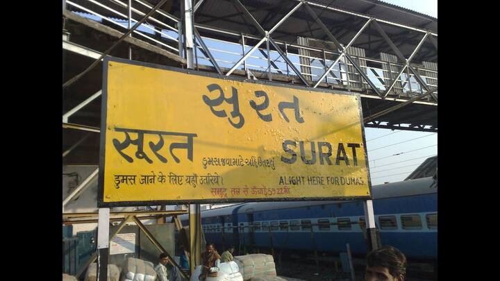  મળતી માહિતી મુજબ પાંડેસરા સ્થિત સગુન રેસીડન્સી પાસે ખુલ્લા પ્લોટમાં ઝાડી-ઝાંખરીના કાદવ-કીચડમાંથી ૨૦થી ૨૫ વર્ષીય એક અજાણ્યા યુવાનની લાશ મળી આવી હતી. પોલીસ અધિકારીએ કહ્યું કે, તેના ગળામાં કાળારંગનો પટ્ટો મળ્યો હતો. તેને ગળે ટૂંપો આપી તેની હત્યા કરવામાં આવી હતી. તેના ગુપ્તાંગ પર રીંગ ફસાવેલી હતી અને તેના જમણા હાથમાં રાજુ વિશ્વમ લખ્યું છે. તેણે બ્લ્યુ જીન્સ અને લીલા રંગની ટી શર્ટ પહેરેલી છે. પોલીસ તપાસમાં યુવકનું નામ રાજુ શિવશંકર વિશ્વકર્મા (ઉ.વ. ૨૧, રહે. આકાશગંગાનગર, બમરોલી, પાંડેસરા) ખુલ્લું છે.