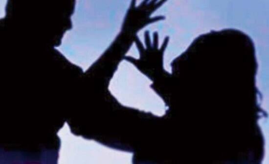 પોલીસ તેને પકડીને લઈ જતી હતી ત્યારે તે પોલીસને પણ ગાંળો ભાંડતો હતો અને વાનનો પણ કાચ તોડી નાખ્યો હતો. દારૂના નાશામાં આવેલના પિતા રિટાયર્ડ પીએસઆઈ છે. તેમણે જણાવ્યું હતું કે, પુત્ર અને પુત્રવધુ વચ્ચે રોજ ઝઘડા થાય છે.