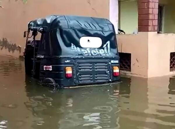 હવામાન ખાતા દ્વારા જણાવાયું છે કે, 24 જુલાઈથી સમગ્ર ગુજરાતમાં ચોમાસું ફરી જોર પકડશે અને લગભગ દરેક વિસ્તારોમાં ભારેથી અતિભારે વરસાદ પડી શકે છે. બંગાળની ખાડી પર સર્જાયેલા લો પ્રેશરને કારણે અમદાવાદમાં 24 જુલાઈથી ચોમાસું જોર પકડશે.