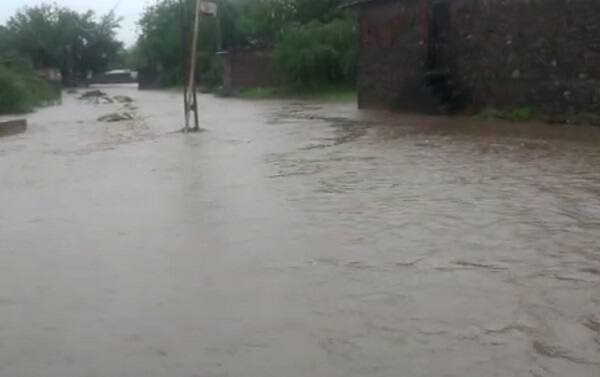 24 જુલાઈએ મધ્ય અને પૂર્વ ગુજરાતના જિલ્લાઓ, વડોદરા, નર્મદા, છોટાઉદેપુર, દાહોદ, અરવલ્લી, મહિસાગર, પંચમહાલ, ખેડા, આણંદ, સાબરકાંઠા અને ગાંધીનગરમાં ભારે વરસાદ થાય તેવી સિસ્ટમ સક્રિય થઈ છે.