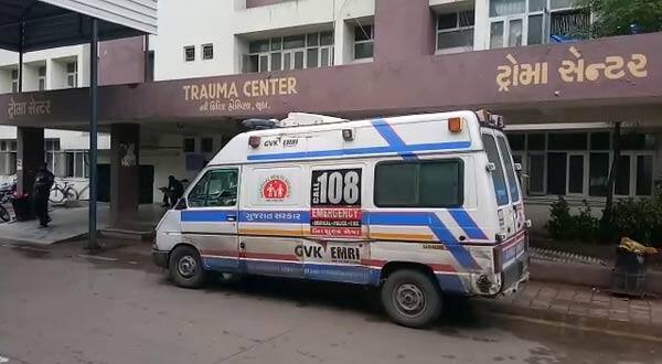 બુટલેગર યોગેશે માસૂમ બાળકી સાથે જબરજસ્તી કરી દુષ્કર્મ કર્યું છે. જોકે, માત્ર શરીર પર હાથ ફેરવ્યો હોવાની યાદી સાથે ખટોદરા પોલીસ બાળકીને તબીબી તપાસ માટે સિવિલ લઈ આવી હતી. પોલીસની લાલીયાવાડી સિવિલના ફરજ પરના તબીબે બહાર લાવતા યાદી બદલવવાની ખટોદરા પોલીસને  ફરજ પડી છે. પ્રથમ પોલીસ યાદીમાં આરોપીને બચાવવાનો પ્રયાસ કરાયો હોય એવી ચર્ચા છે.