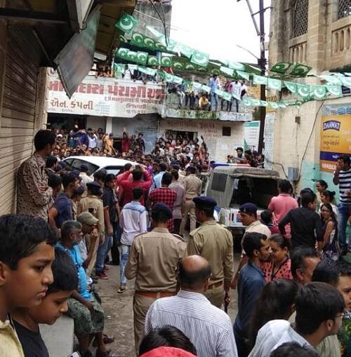 જૂનાગઢમાં ‘રો’ ફિલ્મનું શૂંટિગ ચાલી રહ્યું છે. આ ફિલ્મ જ્હોન અબ્રાહમ છે તેના શૂટિંગ માટે શહેરના દાણાપીઠ અને સર્કલ ચોક વિસ્તારમાં શૂટિંગ કર્યું હતું. જેના માટે આ વિસ્તારમાં સંપુર્ણ પાકિસ્તાનના રંગે રંગી દેવામાં આવ્યું છે. દુકાનોના બોર્ડને ઉર્દુમાં લખી લટકાવી દેવામાં આવ્યા છે. કોઇ અનિચ્છનીય બનાવ ન બને તે માટે પોલીસનો ચુસ્ત બંદોબસ્ત ગોઠવવામાં આવ્યો છે.