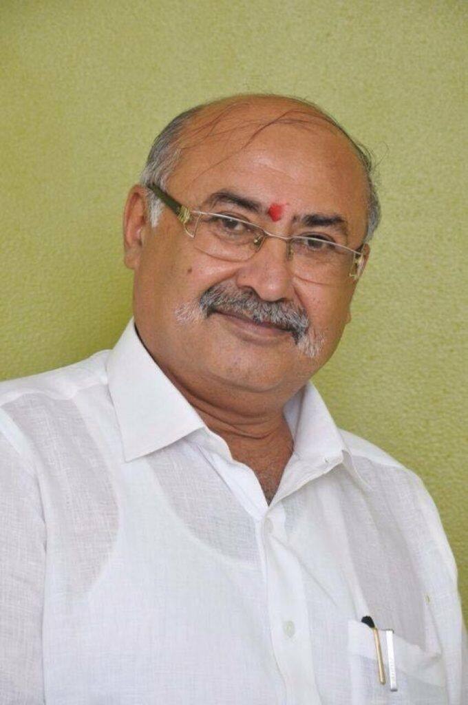 જયંતીના રંગરેલીયાનો ભાંડાફોડ કરતી આ ક્લિપમાં મહિલા કહે છે કે, અમારો સંબંધ 6 વર્ષ ચાલ્યો. જો કે, 6 મહિનાથી બ્રેકઅપ છે. મારો ફોન પણ નથી ઉપાડતા અને બીજા નંબરથી ફોન કરૂ તો અવાજ સાંભળીને ફોન મૂકી દે છે. મારી પાસે એના સ્ક્રીનશોટ મેસેજીસ છે અને કોલ રેકોર્ડિંગ પણ છે.