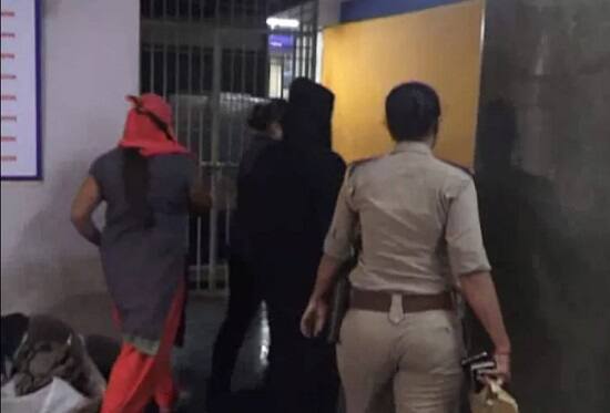 ભાજપના પૂર્વ પ્રદેશ અધ્યક્ષ જંયતિ ભાનુશાળઈ વિરુદ્ધ બળાત્કારના આરોપોને સુરત પોલીસ જંયતિ ભાનુશાળીની શોધખોળ કરી રહી છે. જોકે જંયતિ ભાનુશાળી ભૂગર્ગમાં ઉતરી ગયા હોવાનું જાણવા મળ્યું છે. હાલ સુરત પોલીસ પીડિતાને લઈને અમદાવાદની ઉમેદ હોટલ આવવા માટે રવાના થઈ ગઈ છે જ્યાં પીડિતાને સાથે રાખીને હોટલમાં તપાસ કરશે.