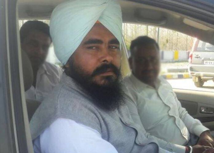 એક ચર્ચા મુજબ અમરજીત સિંહ પર એક મહિલા સાથે મારપીટનો આરોપ છે. જેમાં રોપડની કોર્ટમાં આરોપ નક્કી કરવામાં આવ્યો છે. આ અંગેની ફરિયાદ કોઈ અજાણી વ્યક્તિએ કેનેડા ઓથોરિટીને કરી હતી. જે અંગે કેનેડાએ વાંધો ઉઠાવ્યો અને બંનેને દિલ્હી પરત મોકલી દીધા હોવાની ચર્ચા થઈ રહી છે. જોકે, તેમણે આ વાતનું ખંડન કર્યું અને કહ્યું કે, આવું કંઈ થયું નથી અને કોર્ટની મંજૂરી લીધા બાદ જ કેનેડા ગયા હતા.