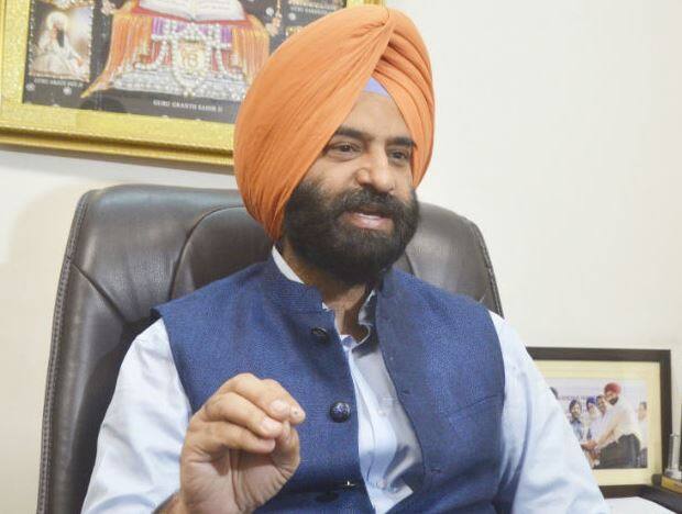 શિરોમણી અકાલી દળના નેતા મનજિંદલ સિંહ સિરસાએ કહ્યું કે, આપ ધારાસભ્યોએ દેશનું નામ ખરાબ કર્યું છે. પંજાબનું નામ ખરાબ કર્યું છે. ચૂંટાયેલા ધારાસભ્યને કેનેડાએ તેમની ધરતી પર પગ ન મૂકવા દીધો અને કહ્યું કે તે ગુનેગાર છે. આવા વ્યક્તિને અરવિંદ કેજરીવાલ સપોર્ટ કરે છે અને તેની પાર્ટીમાં રાખે છે. 