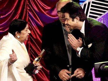 લતા મંગેશકરે શ્રીદેવી માટે અનેક સુપરહિટ ગીત ગાયા છે. શ્રીદેવી લતાની ખૂબ જ નજીક રહી છે. જ્હાન્વી કપૂર અને ઈશાન ખટ્ટર અભિનિત ફિલ્મ ધડક હાલ બોક્સ ઓફિસ પર સારો દેખાવ કરી છે.