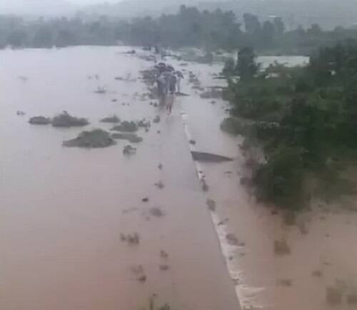 અમદાવાદ સહિત ઉત્તર ગુજરાતમાં રવિવારે પણ વાદળછાયું વાતાવરણ જોવા મળ્યું હતું. જોકે, શહેરી વિસ્તારોમાં પવનની ગતિમંદ રહેતા નાગરીકોને ભરચોમાસે ઉકળાટનો અનુભવ કરવો પડ્યો હતો. 