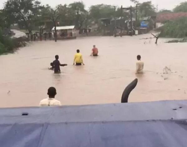 હવામાન વિભાગે દક્ષિણ ગુજરાતથી આગળ વધી રહેલી સિસ્ટમ આગામી ચાર દિવસમાં મધ્ય-પૂર્વ ગુજરાતથી ઉત્તર ગુજરાત તરફ ઢળે તેવી શક્યતા દર્શાવી છે. કચ્છવાસીઓને વરસાદ માટે થોડી રાહ જોવી પડે તેમ છે.