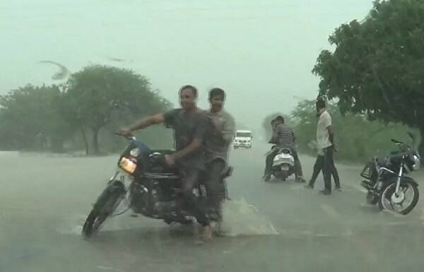 હવામાન વિભાગે જણાવ્યા પ્રમાણે, શનિવારે દક્ષિણ ગુજરાતના દરિયાકાંઠાથી દૂરના વિસ્તારોમાં હવાનું નીચું દબાણ અને દક્ષિણ ગુજરાત ઉપર હવાનું ઉંચું દબાણ રહ્યું હતું. આ સિસ્ટમના કારણે સમગ્ર ગુજરાત અને બાજુના કેંદ્ર શાસિત પ્રદેશોમાં આગામી 5 દિવસ સુધી વરસાદ પડશે.