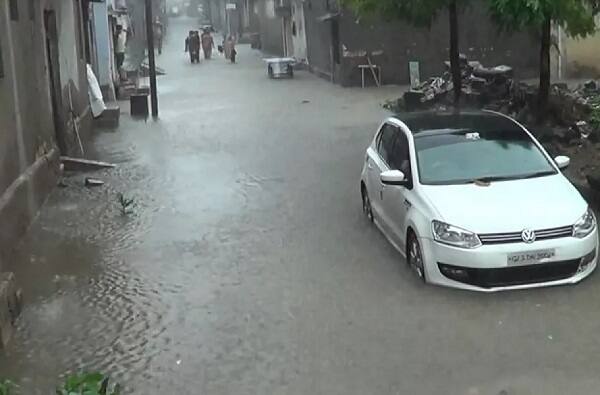 હવામાન ખાતા દ્વારા જણાવાયું છે કે, 24 જુલાઈથી સમગ્ર ગુજરાતમાં ચોમાસું ફરી જોર પકડશે અને લગભગ દરેક વિસ્તારોમાં ભારેથી અતિભારે વરસાદ પડી શકે છે. બંગાળની ખાડી પર સર્જાયેલા લો પ્રેશરને કારણે અમદાવાદમાં 24 જુલાઈથી ચોમાસું જોર પકડશે.