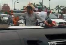 જેકી શ્રોફે ખોલી ટ્રાફિક પોલીસની પોલ, ગાડીમાંથી ઉતરીને ક્લિયર કરાવ્યો ટ્રાફિક