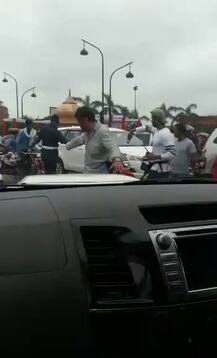 જેકી શ્રોફે ખોલી ટ્રાફિક પોલીસની પોલ, ગાડીમાંથી ઉતરીને ક્લિયર કરાવ્યો ટ્રાફિક