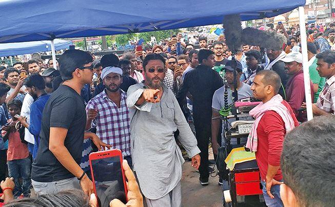 ફિલ્મ પ્રસ્થાનમનું શૂટિંગ કરવા લખનઉના રૂમી દરવાજા વિસ્તારમાં ગયા હતા. જ્યાં તેઓ ટ્રાફિક જામમાં ફસાયા હતા. આ દરમિયાન તેમણે ખુદ ગાડીમાંથી ઉતરીને રસ્તો ક્લિયર કરાવ્યો હતો. આ વીડિયોનું રેકોર્ડિંગ તેની ગાડીમાં બેસેલા કોઈ વ્યક્તિએ કરી હતી. રસ્તો ક્લિયર કરાવ્યા બાદ જેકી ગાડીમાં પરત બેસીને હોટલ જતો રહ્યો હતો.