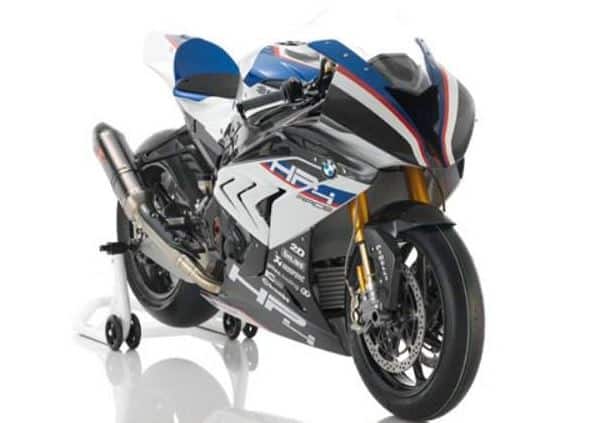 BMW HP4 Race વિશ્વની એવી પ્રથમ બાઇક છે જેમાં કાર્બન ફાઇબર મેનફ્રેમ આપવામાં આવ્યું છે. 999cc, ઈન લાઇન ફોર સિલિન્ડર, લિક્વિડ કૂલ્ડ એન્જિન આપવામાં આવ્યું છે. આ એન્જિન 13,900 rpm પર 215bhp પાવર અને 10,000 rpm પર 120Nmનો ટોર્ક જનરેટ કરે છે. આ એન્જિનને ટ્રાન્સમિશન માટે 6 સ્પીડ ગિયરબોક્સ સાથે જોડવામાં આવ્યું છે.