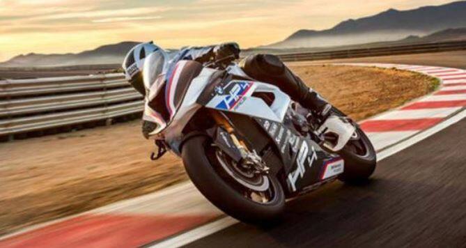 નવી દિલ્હીઃ લક્ઝુરિયસ કાર નિર્માતા કંપની BMWએ ભારતમાં તેની HP4 Race બાઇકને લોન્ચ કરી છે. આ બાઇકની કિંમત ભારતમાં 85 લાખ રૂપિયા (એક્સ શો રૂમ) રાખવામાં આવી છે. BMWની આ ટ્રેપ ફોકસ્ટ મોટરસાઇકલને આંતરરાષ્ટ્રીય માર્કેટમાં ગત વર્ષે રજૂ કરવામાં આવી હતી. BMW HP4 Race એક લિમિટેડ એડિશન મોટરસાઇકલ છે 