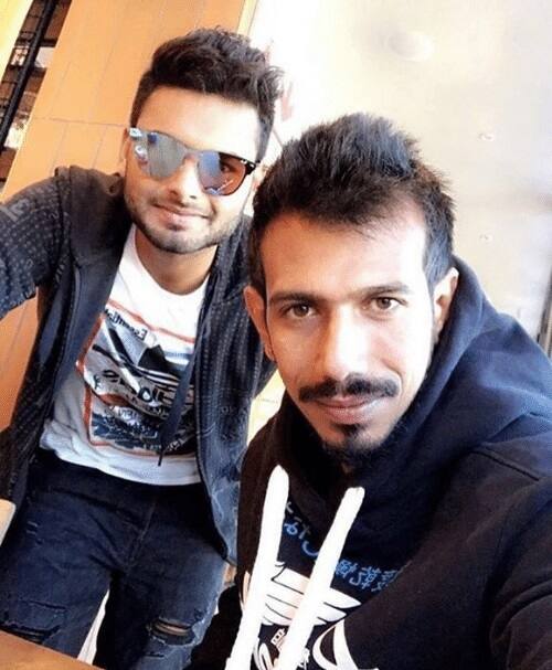  જણાવી દઈએ કે, અત્યારે પંત ઈંગ્લેન્ડમાં છે. પંત માટે ભારતીય ટેસ્ટ ટીમ તરફથી રમવાનો આ પહેલો પ્રસંગ છે. બીજી તરફ ચહલને ટેસ્ટ સીરીઝમાં ચાન્સ મળ્યો નથી. તે આયર્લેન્ડ અને ઈંગ્લેન્ડ સામેની ટી20 અને વન-ડે સીરીઝમાં રમ્યો હતો.