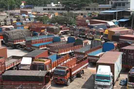 પેટ્રોલ-ડીઝલના ભાવ જીએસટીમાં લાવવા માટે, થર્ડ પાર્ટી ઈંશ્યોરન્સના વધેલી કિંમત ઓછી કરવા અને ટોલ ટેક્સ બંધ કરવા જેવી માંગ સાથે ચાલી રહેલી ટ્રાંસપોર્ટરોની હડતાળ પાંચમાં દિવસે પણ યથાવત છે. 