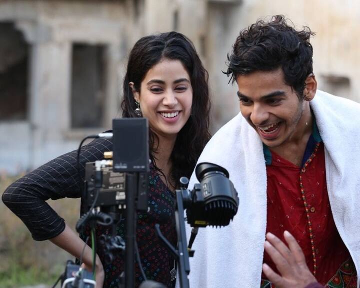 ઘડક ફિલ્મને ડાયરેક્ટ કરનારા શશાંક ખેતાનને આશરે 4 કરોડ રૂપિયા ફિ મળી છે. ધડક શશાંક ખેતાનની ત્રીજી ફિલ્મ છે. આ પહેલા તેઓ હમ્પટી શર્મા કી દુલ્હનિયા અને બદ્રીનાથ કરી દુલ્હનિયા બનાવી ચૂક્યા છે. બંને ફિલ્મો બોક્સ ઓફિસ પર સફળ સાબિત થઈ છે. 