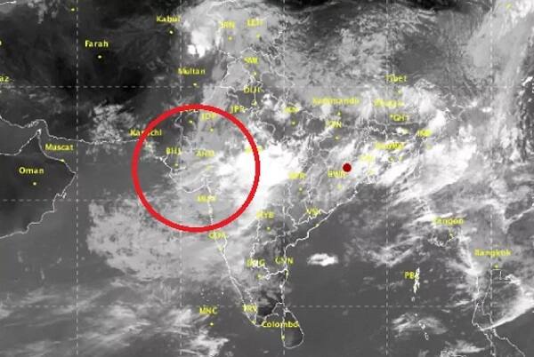 અમદાવાદઃ છેલ્લા અઠવાડિયામાં દક્ષિણ ગુજરાત અને સૌરાષ્ટ્રના દરિયા કિનારા વિસ્તારોમાં થયેલા ભારે વરસાદ બાદ મેઘરાજાએ ગુજરાતમં વિરામ લીધો હતો. જોકે ફરી આગામી પાંચ દિવસ સુધી સૌરાષ્ટ્ર અને દક્ષિણ ગુજરાતમાં ભારે વરસાદની હવામાન વિભાગે આગાહી કરી છે. ત્યારે આજે વહેલી સવારથી જ અમદાવાદ સહિત ગુજરાતમાં અનેક જગ્યાએ વરસાદ શરૂ થયો હતો. 