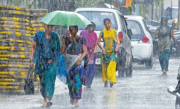 વહેલી સવારથી જ અમદાવાદમાં અચાનક વરસાદ તૂટી પડ્યો હતો. વરસાદ બાદ વાતાવરણમાં ઠંડક પ્રસરી ગઈ હતી. સામાન્ય રીતે લોકોને વરસાદના કારણે હાલાકી પડે છે છતાં અમદાવાદમાં વરસાદ થાય તેવી પ્રાર્થનાઓ કરાઈ રહી છે.