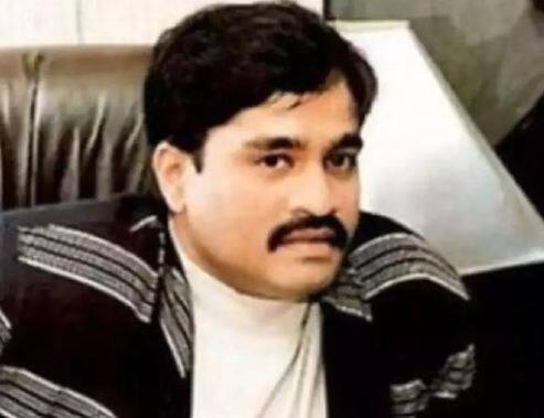 મુંબઈ: અન્ડરવર્લ્ડ ડોન દાઉદ ઈબ્રાહિમની સંપત્તિની હરાજી થઈ રહી છે. દાઉદ ઈબ્રાહિમ પર મુંબઈ બોમ્બ બ્લાસ્ટનો આરોપ છે. કેંદ્રીય નાણા મંત્રાલયે ભાગેડુ આરોપી દાઉદ તથા તેના પરિવારની મુંબઈ શહેરના પાકમોદિયા સ્ટ્રીટ વિસ્તારની ત્રણ સંપત્તિઓમાંથી એકની હરાજી બોલી આમંત્રિત કરી છે. 