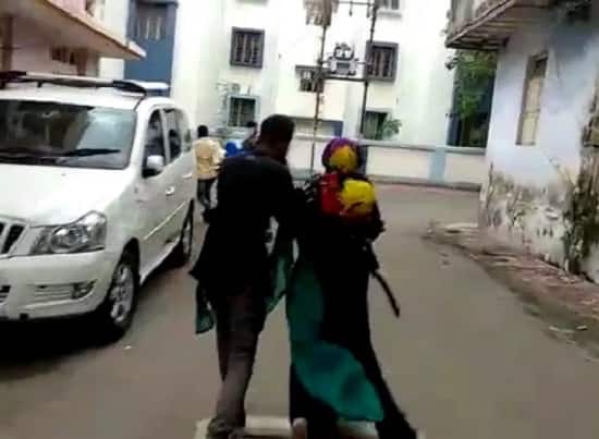 આ ઉપરાંત કેટલાંક કપલ ભાગી છૂટ્યાં હતાં અને રસ્તા પર દોટ મૂકી હતી. આ છોકરા-છોકરીએ મોં છૂપાવીને રસ્તા પર ભાગતા નજરે પડ્યા હતા. જો કે પોલીસે આ કોલેજીયન કપલ્સ સામે કોઈ કેસ કર્યો નથી અને તેમને એમ જ જવા દીધાં હતાં.