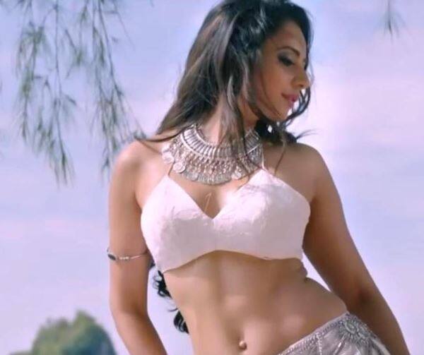  નંદમૂરિ તારક રામારાવ દક્ષિણ ફિલ્મ જગતના લોકપ્રિય અભિનેતા તેમ જ નેતા હતા. એનટીઆરની પત્ની બાસવ તારકમ તરીકે અભિનેત્રી વિદ્યા બાલન કપૂર જોવા મળવાની છે તો તેના મિત્ર અને ફિલ્મમેકર તરીકે ભોજપુરી સ્ટાર રવિ કિશન હશે. આંધ્ર પ્રદેશના સીએમ એવા એન.ટી.આરની બાયોપિક ફિલ્મ તેલુગુ બાદ તામિલ અને હિન્દીમાં ડબ થશે.