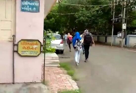 આ પાર્લરમાં એક વાર કપલ જાય પછી તેમને સંપૂર્ણ પ્રાઈવસી મળતી હતી. પાર્લરનો સ્ટાફ કોલેજીયનને નક્કી કરેલા કલાક માટે બિલકુલ ‘એકાંત’ માણવા દેતો હતો અને જરાય ડિસ્ટર્બ નહોતો કરતો. આ સમયમાં અંદર કપલ શું કરતાં હશે તે અટકળનો વિષય છે પણ કોલેજની સામે જ આ પાર્લર હોવાથી ભીડ સતત રહેતી.