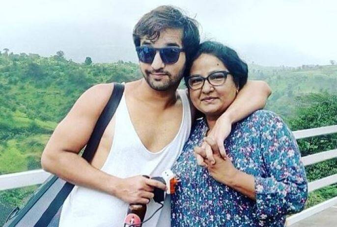 ઘણી બધી ટીવી સીરિયલમાં જોવા મળેલી વિભા છિબ્બર પણ બિગ બોસ 12નો હિસ્સો બની શકે છે. જાણકારી મુજબ આ શોમાં તે પોતાના પુત્ર પુરૂ છિબ્બર સાથે જોવા મળી શકે છે. પુરૂ પણ ટીવીનો જાણીતો ચહેરો છે. તે સીરિયલ પવિત્ર રિશ્તામાં જોવા મળી ચુક્યો છે. તે ધણી ફિલ્મો બેંડ બાજા બારાત અને ભૂમિ જેવી ફિલ્મોમાં કામ કરી ચુક્યો છે.