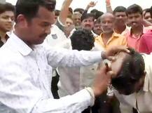 મરાઠા આંદોલનઃ વધુ એક યુવક નદીમાં કુદ્યો, ટોળાએ ગાડીઓ-બસોમાં તોડફોડ કરી, જુઓ તસવીરો