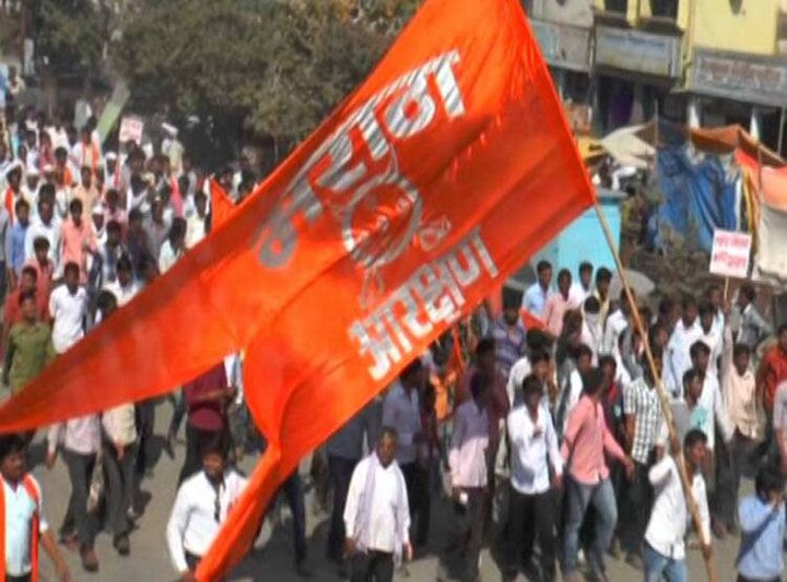 વળી, કોંગ્રેસે પણ મુખ્યમંત્રી દેવેન્દ્ર ફડણવીસ પર મરાઠા અનામતને લઇને નિશાન સાધ્યુ, કોંગ્રેસ નેતા દિગ્વીજય સિંહે કહ્યું કે, મુખ્યંમત્રી દેવેન્દ્ર ફડણવીસે ખુદ અનામત આપવાનો વાયદો કર્યો હતો, પણ આજે તે પોતાની આ વાતથી ફરી ગયા છે. 