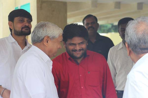 આ ઉપરાંત શિક્ષણમંત્રી ભુપેન્દ્રસિંહ ચુડાસમાં, આર.સી. ફળદું અને ખોડલધામ ટ્રસ્ટના નરેશ પટેલે જ્ન્મ દિવસની શુભકામના પાઠવી હતી. 