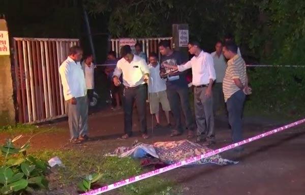 રવિવારે દંપતી બાઇક લઈને સ્વામિનારાયણ મંદિરે સત્સંગમાં ગયું હતું. દીકરીને અભ્યાસ કરવાનો હોવાથી તે સાથે ગઈ નહોતી. ત્યારે સભા પૂરી કરી રાતે 9.30 વાગ્યાની આસપાસ તેઓ ઘરે પરત ફર્યા હતા. જોકે, આ સમયે જ કેટલાક શખ્સો દ્વારા તેમના પર છરીથી હુમલો કરવામાં આવ્યો હતો. જાગૃતિબેને બૂમાબૂમ કરતાં ઘરમાં ટીવી જોઇ રહેલા પરિવારજનો દોડી આવ્યા હતા. બીજી તરફ હત્યારાઓ બંનેની હત્યા કરી ફરાર થઈ ગયા હતા.