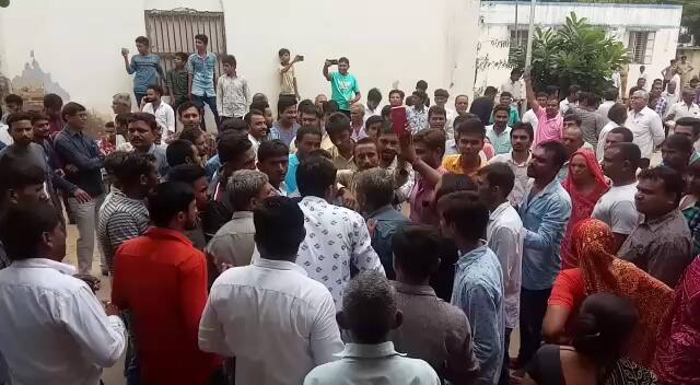 સુત્રોની જાણકારી મુજબ થોડીવારમાં પાટીદાર નેતા હાર્દિક પટેલ પણ ગઢ પોલીસ સ્ટેશન પહોંચે તેવી શક્યતાઓ છે. પોલીસ સ્ટેશનમાં મામલો બિચકતા અંતે પોલીસે પીડિત મહિલાની ફરિયાદ નોંધવાની કાર્યવાહી હાથ ધરી છે. 