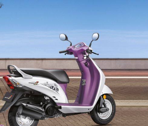 અન્ય સ્ટાન્ડર્ડ ફીચર્સની વાત કરવામાં આવે તો 2018 Activa-iમાં બોડી કલર્ડ મિરર્સ, ડાયનામિક ઈન્સ્ટ્રૂમેન્ટ કલસ્ટર અને મોબાઇલ ચાર્જિંગ સાથે 18 લીટર સ્ટોરેજ સ્પેસ આપવામાં આવી છે. આ ઉપરાંત નવા એક્ટિવામાં ઘણી એક્સેસરિઝ પણ આપવામાં આવી છે.