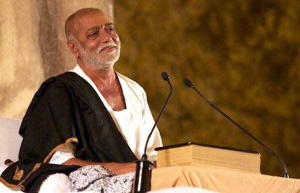 આ પ્રકારનું જાહેરમાં વિવાદિત નિવેદન કરતા, સાધુ સમાજ દ્વારા સવાલો ઉઠાવ્યા છે. ભારત સાધુ સમાજના સેક્રેટરી હરિદાસ મહારાજે જણાવ્યું હતું કે જો તેઓ નરસિંહ મહેતાના વંશજ હોય તો તેમને પ્રુફ આપીને સાબિત કરવું જોઈએ. હરિદાસ મહારાજે વધુમાં કહ્યું કે તેમને વારંવાર જાતિ બદલવાની વાત ના કરવી જોઈએ.