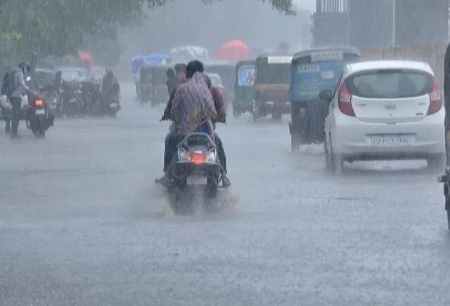  ઉલ્લખેનીય છે કે, રાજ્યનાં મોટાભાગનાં વિસ્તારોમાં કેટલાંય દિવસોથી સતત વરસાદ વરસી રહ્યો છે કે જેનાં કારણે તંત્ર પણ એલર્ટ થઇ ગયું છે. રાજ્યમાં થઇ રહેલ ધોધમાર વરસાદને કારણે સમગ્ર ગુજરાતમાં મેઘ મહેર તો ક્યાંક કહેર જેવી સ્થિતી પણ સર્જાઈ છે.