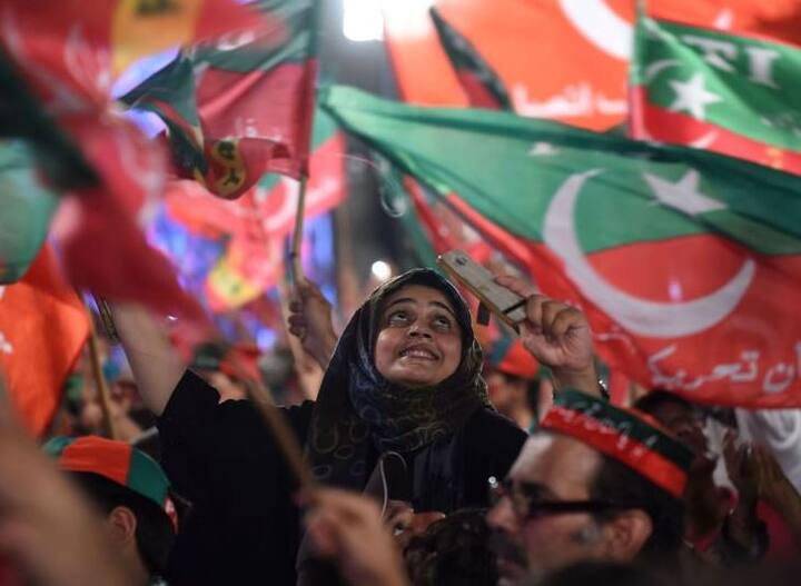 ચૂંટણીમાં સંભવિત હિંસાને જોતા પાકિસ્તાન છાવણીમાં બદલાઈ ગયું છે. લાહોર, કરાચી, ઈસ્લામાબાદ જેવાં મોટાં શહેરોમાં સલામતીની કડક વ્યવસ્થા ગોઠવાઈ છે. રાજધાનીમાં 25 એસપી, 50 ડીએસપી, 200થી વધુ ઈન્સ્પેક્ટર સહિત 35 હજાર પોલીસ કર્મચારીઓની ટુકડી નિયુક્ત કરાઈ છે. દરેક બૂથ પર સૈન્ય અને રેન્જર્સના જવાનો સિવાય પોલીસ કર્મચારીઓને પણ ગોઠવાયા છે. 