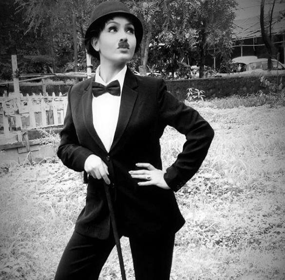 ચાર્લી ચેપ્લિન લુકમાં શુભાંગી એકદમ શ્રીદેવી જેવી લાગી રહી છે. શ્રીદેવી સિલ્વર સ્ક્રીન પર ફિલ્મ ‘મિસ્ટર ઈન્ડિયા’માં ચાર્લી ચેપ્લિન લુકમાં જોવા મળી હતી. ફિલ્મમાં કોમેડી સાથે તેના ચહેરાના હાવભાવે તમામનું દિલ જીત્યું હતું.