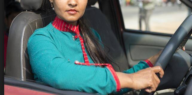 પોલીસે હરદયાલ નગરમાં રહેતા બોક્સ ફેક્ટરીના માલિક અરવિંદ અગ્રવાલની 18 વર્ષની દીકરી અમિષા અને તેના ટ્રેનરની ધરપકડ કરી લેવામાં આવી છે. જોકે મોડી સાંજે અમિષા અગ્રવાલ અને તેના ટ્રે્નરને જામીન આપી દેવામાં આવ્યા હતા. બંને સામે કલમ 279, 304 એ, 337 અને 338 અંતર્ગત કેસ દાખલ કરવામાં આવ્યો છે. સ્કૂલ મેનેજમેન્ટ તરફથી પેરેન્ટ્સને મેસેજ મોકલવામાં આવ્યો છે કે, ટીચરના મૃત્યુના કારણે સોમવારે સ્કૂલ બંધ રાખવામાં આવી છે.