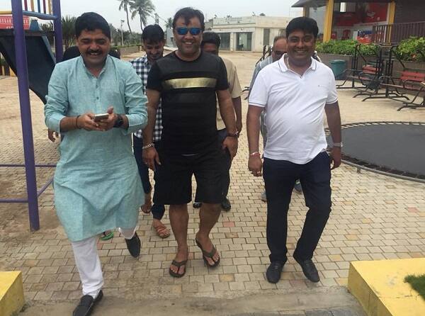 લોકગાયક કિર્તીદાન ગઢવી સોમનાથ મંદિરમાં કિર્તીદાન હાફ પેન્ટ પહેરી મંદિર પરીસરમાં ફરતા હોય તેવા ફોટા વાયરલ થયા છે. જેના કારણે ભારે લોકોમાં રોષ જોવા મળ્યો હતો. 