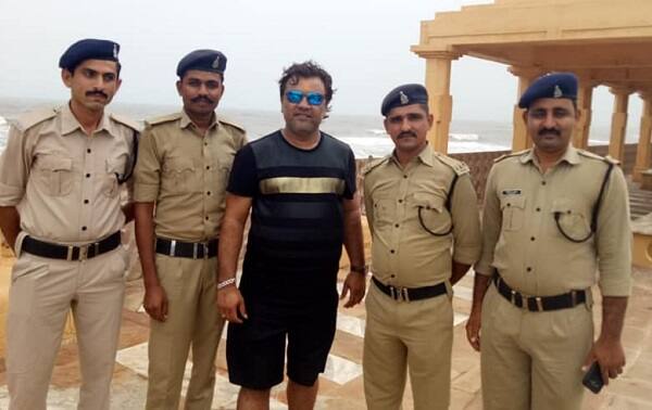 કિર્તીદાન ગઢવી મંદિરના પરિસરમાં હાફ પેન્ટ પહેરીને ફરતા જોવા મળ્યા હતાં જેના કારણે સ્થાનિકોમાં ભારે રોષ જોવા મળ્યો હતો. જ્યારે તેવા પણ સવાલો ઉભા થઈ રહ્યા છે કે જો આ જગ્યાએ કોઈ સામાન્ય વ્યક્તિ હાફ પેન્ટ પહેરીને આવ્યો હોત તો તેને મંદિરના ગેટ પરથી રવાના કરી દેવામાં આવ્યો હતો.