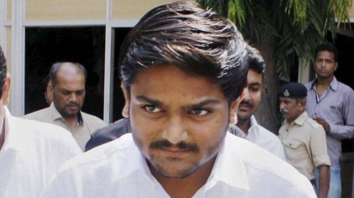  પરંતુ રેલી અને આગજનીને કવર કરી રહેલ જે પત્રકાર પર હુમલો થયો હતો તેણે જ વિસનગર પોલીસ સ્ટેશનમાં રાયોટીંગ, મારપીટ અને લૂટની ફરિયાદ નોંધાવી હતી. આ મામલે હાર્દિક અને લાલજી પટેલ સહિત 17 લોકો આરોપી હતા. આ મામલે તમામ આરોપી હાલમાં જામીન પર છે. આ કેસની સનાવણી દરમિયાન ઋષિકેશ પટેલ સહિત 35 સાક્ષીના નિવેદન લેવામાં આવ્યા હતા.